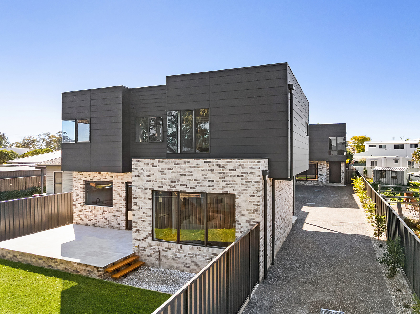 1/8 & 2 The Boulevarde, Oak Flats Auction by Sydney Sotheby's International Realty - image 4