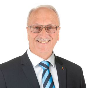 Photo of Giles Simons