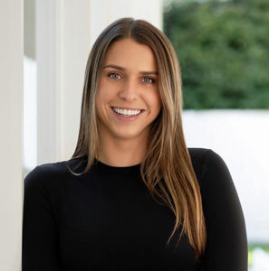 Photo of Claudia Sweeney