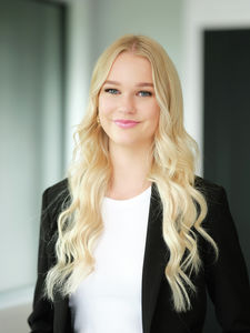 Photo of Eva Cumming