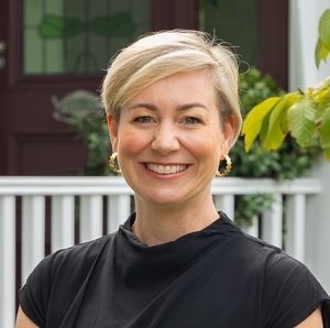 Photo of Robyn Ellson